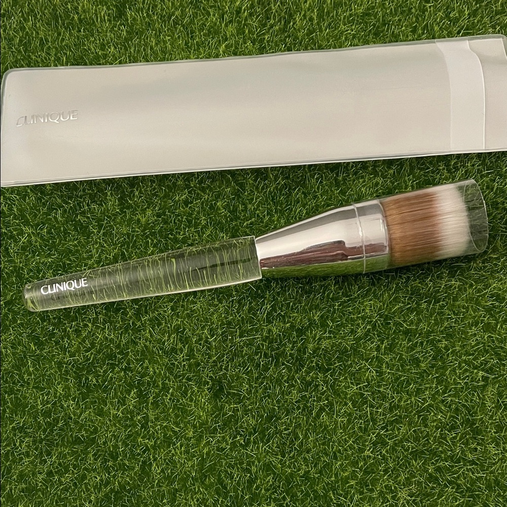 🆕 Clinique Foundation Buffing Brush